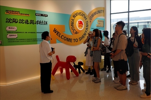 記者團(tuán)在輝山英才社區(qū)采訪。北京外國語大學(xué) 許青攝