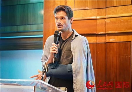 萊昂·麥卡倫分享張家界故事。人民網(wǎng) 郭錦標(biāo)攝