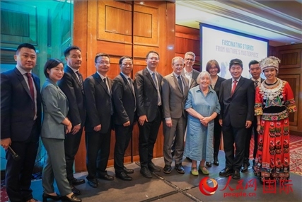 張家界文化旅游推介會部分嘉賓合影。人民網(wǎng) 郭錦標(biāo)攝