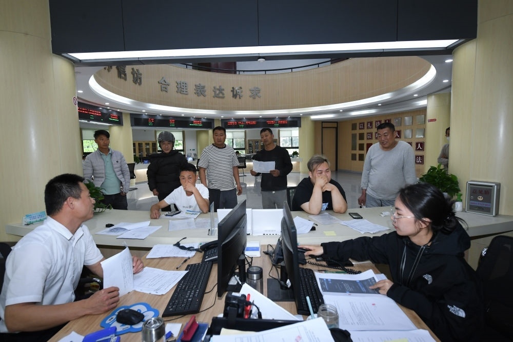 浙江省安吉縣社會治理中心工作人員在處理群眾信訪訴求（5月8日攝）。新華社記者 翁忻旸 攝