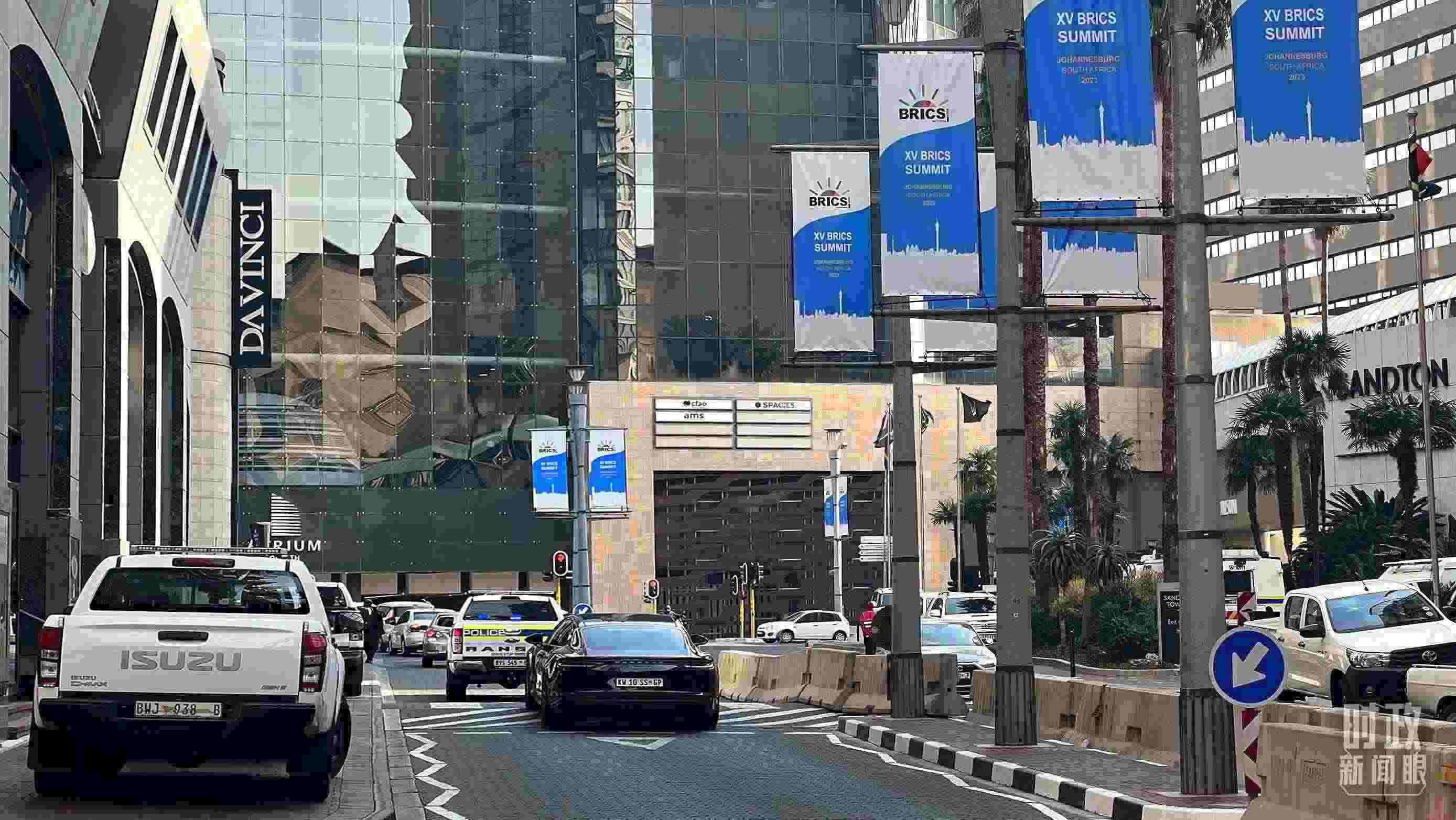 △約翰內(nèi)斯堡，街頭懸掛金磚峰會(huì)條幅。（總臺(tái)央視記者韓銳拍攝）