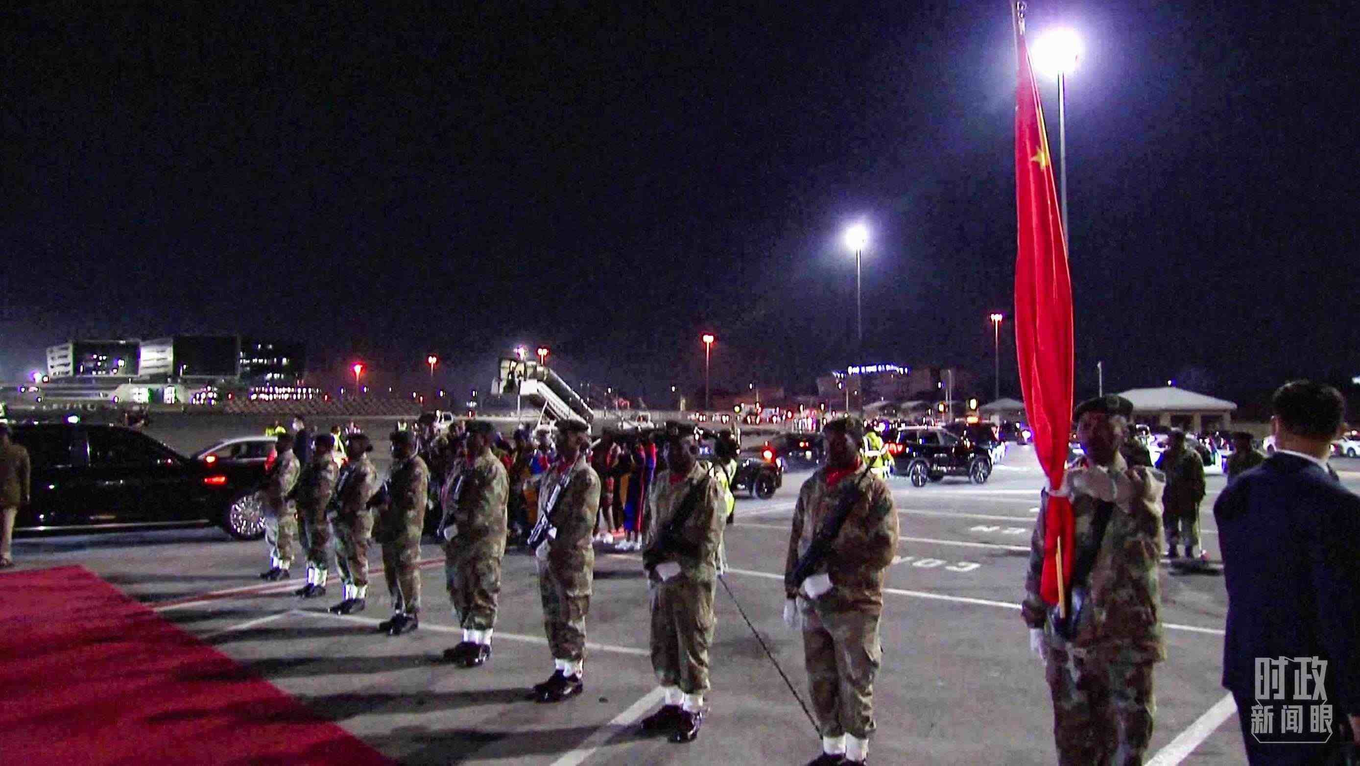 △機(jī)場(chǎng)現(xiàn)場(chǎng)的禮兵。