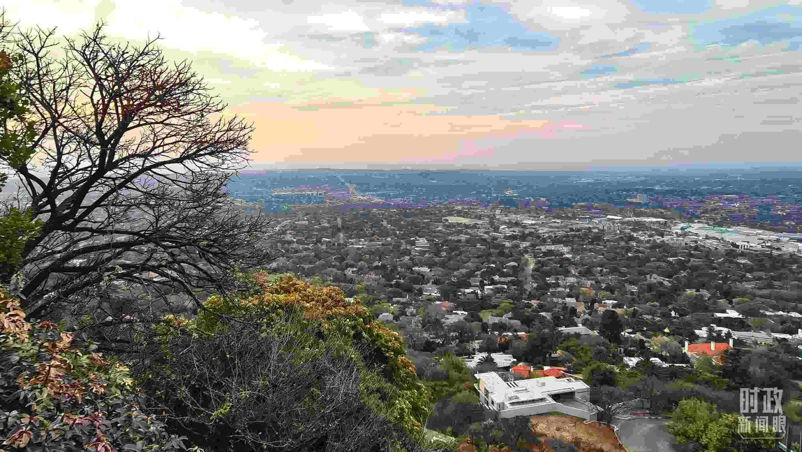 △ 俯瞰南非約翰內(nèi)斯堡。（總臺(tái)央視記者韓銳拍攝）