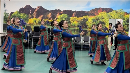 臨潢家園社區(qū)居民在烏蘭牧騎排練廳編排舞蹈。人民網(wǎng)記者 金洪花攝