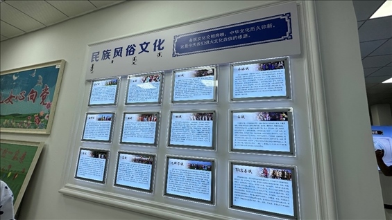 社區(qū)服務中心內(nèi)民族風俗文化墻。人民網(wǎng)記者 金洪花攝