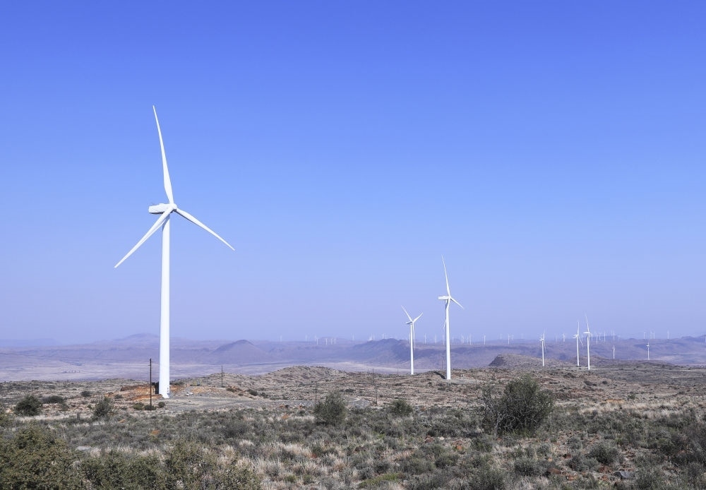 這是在南非北開普省德阿鎮(zhèn)拍攝的德阿風電項目風機（2023年8月10日攝）。由中國龍源電力集團南非公司運營的德阿風電項目每年發(fā)電量超過7.5億千瓦時，相當于節(jié)約20多萬噸標準煤，減排二氧化碳約70萬噸。