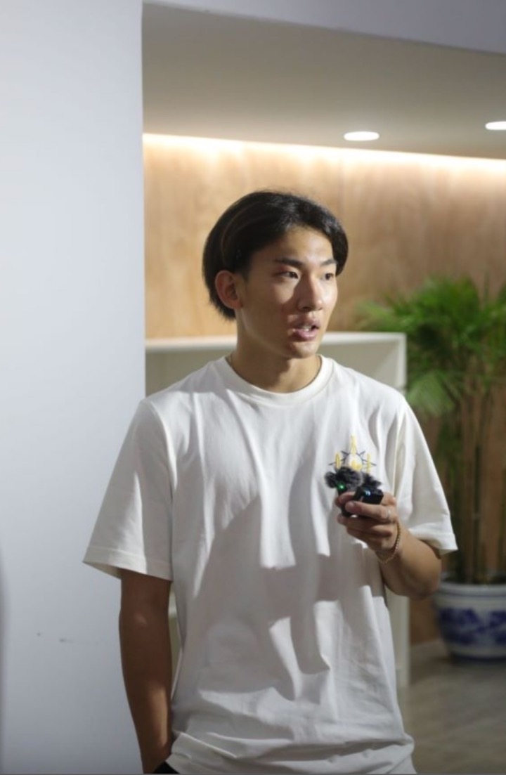 蘇翊鳴接受媒體采訪。