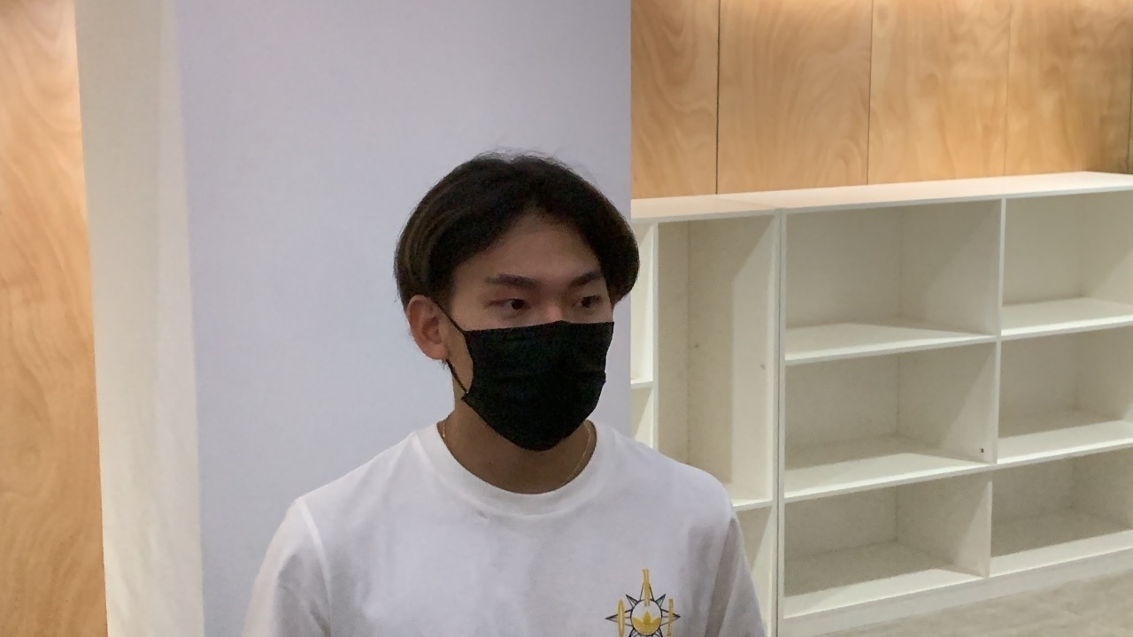 蘇翊鳴接受媒體采訪。荊政崳攝