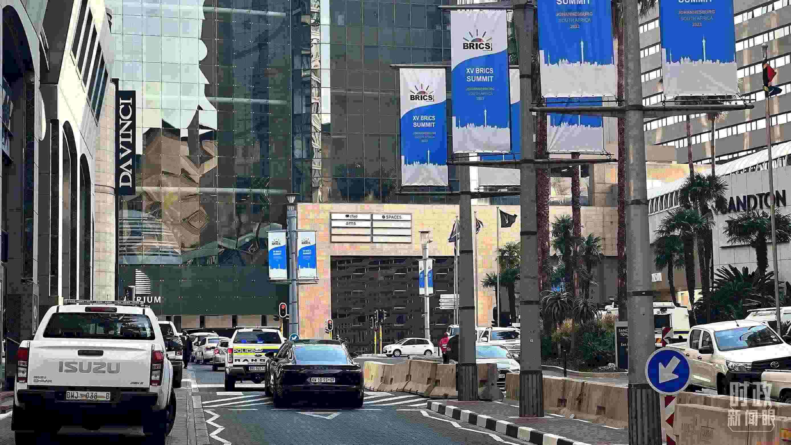 △約翰內(nèi)斯堡街頭的金磚元素。（總臺(tái)央視記者程鋮拍攝）