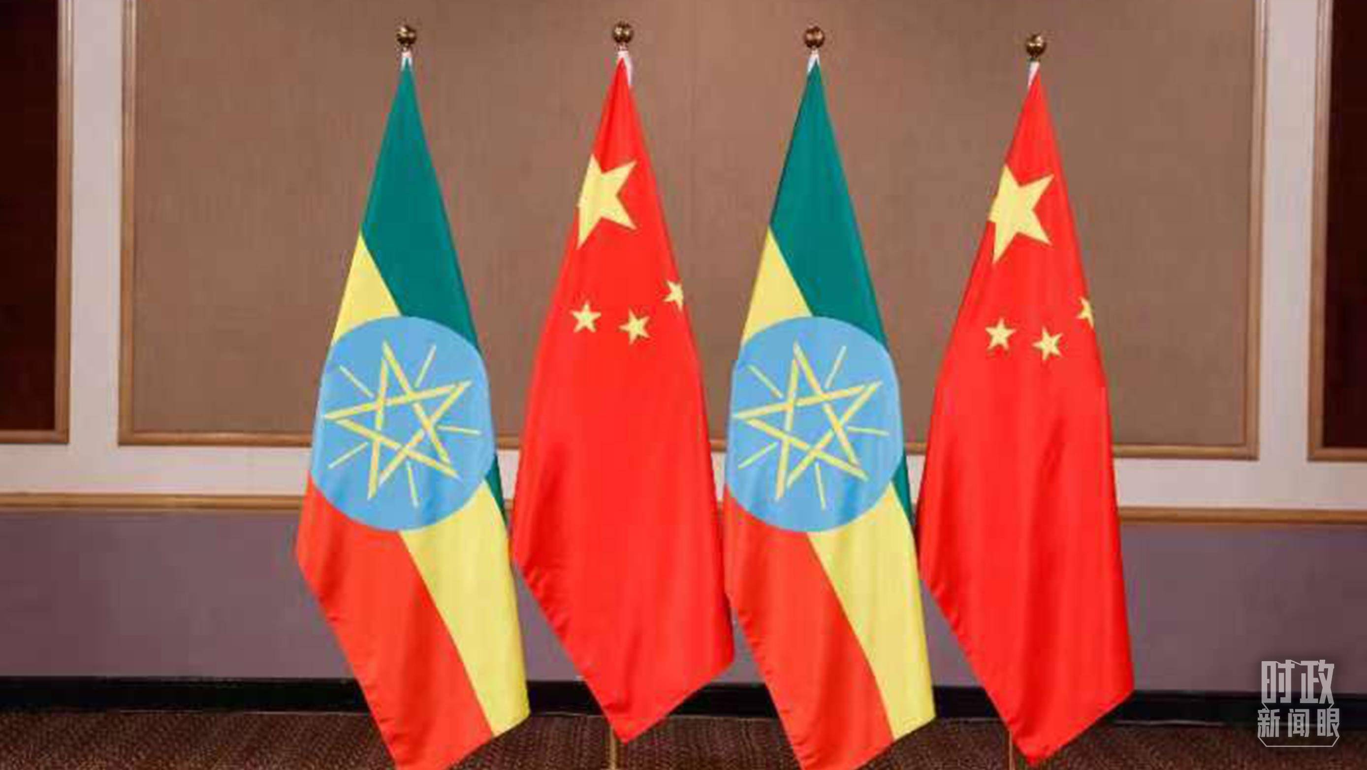 △會(huì)見(jiàn)現(xiàn)場(chǎng)的中國(guó)、埃塞兩國(guó)國(guó)旗。（總臺(tái)央視記者耿小龍拍攝）