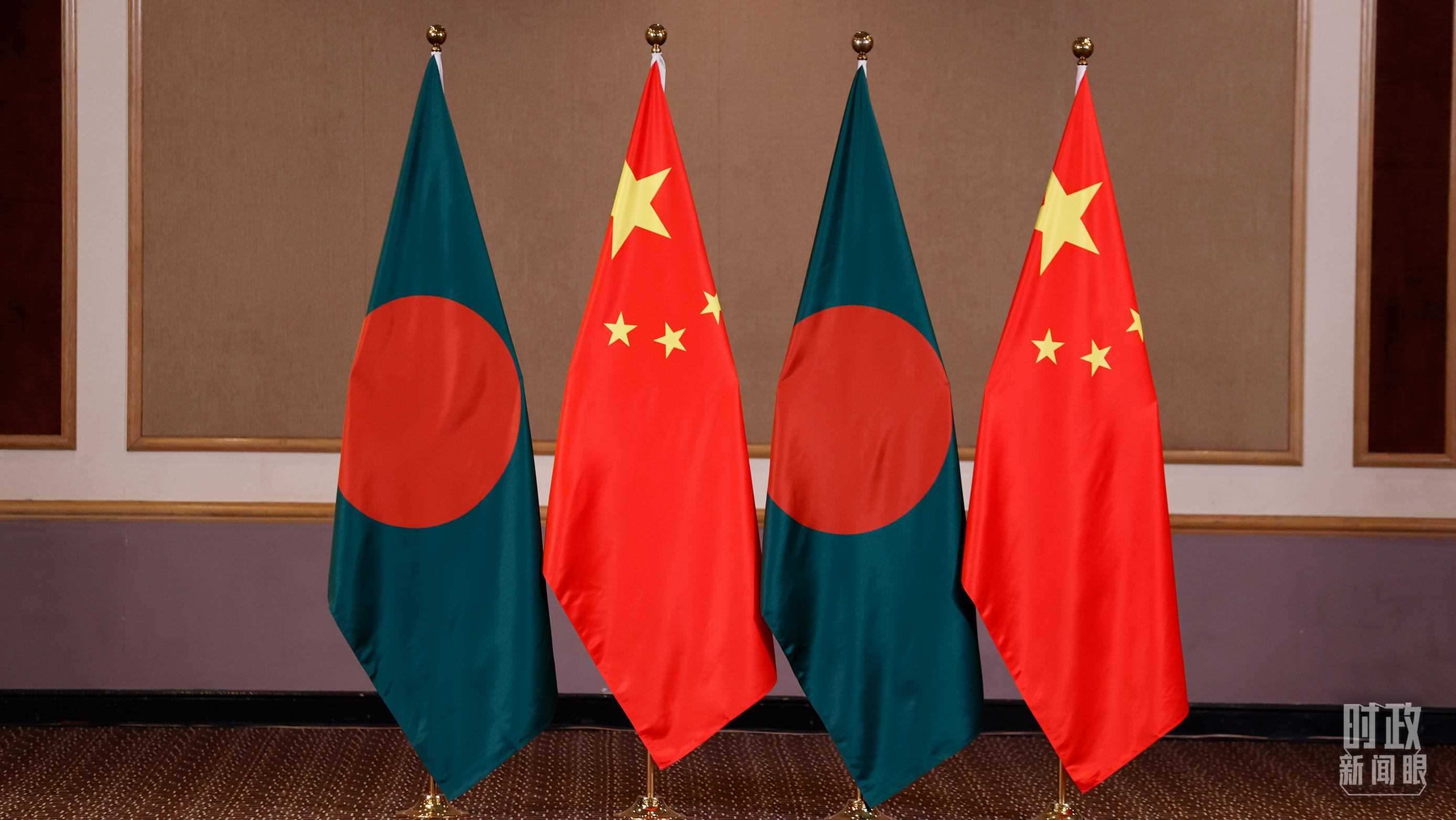 △會(huì)見(jiàn)現(xiàn)場(chǎng)的中孟兩國(guó)國(guó)旗。（總臺(tái)央視記者耿小龍拍攝）