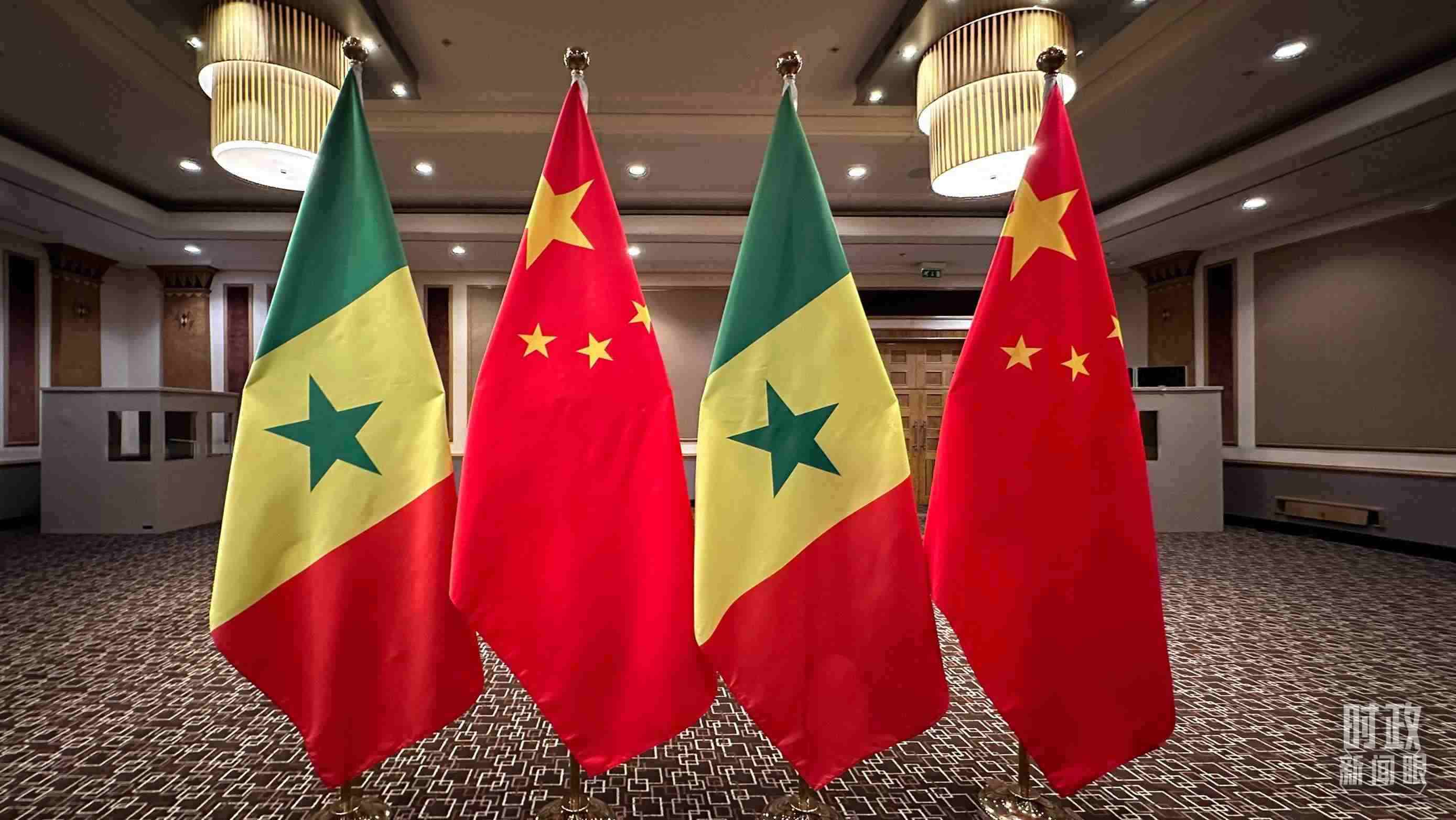 △會(huì)見(jiàn)現(xiàn)場(chǎng)的中塞兩國(guó)國(guó)旗。（總臺(tái)央視記者盧心雨拍攝）