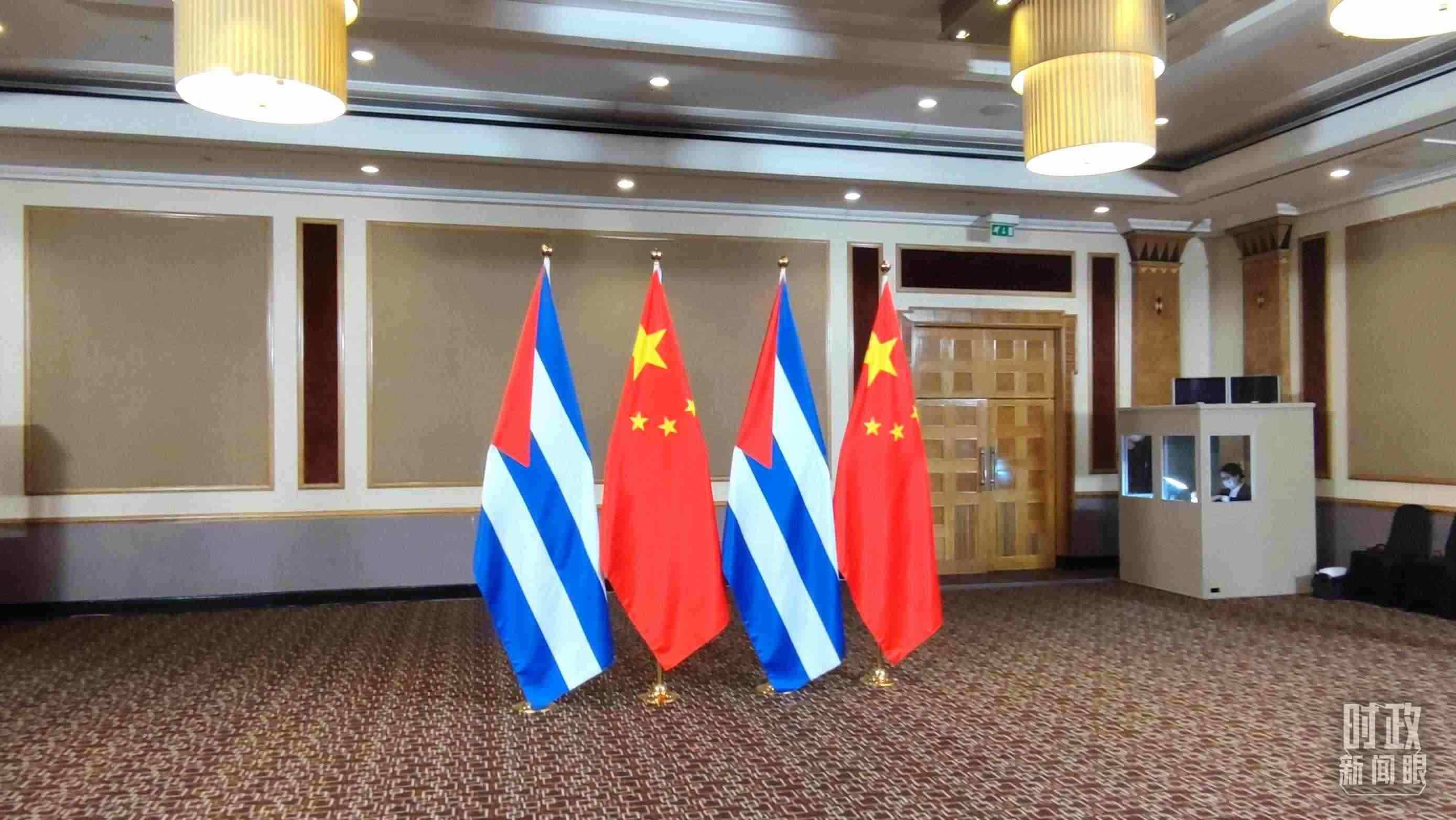 △會(huì)見(jiàn)現(xiàn)場(chǎng)的中古兩國(guó)國(guó)旗。（總臺(tái)央視記者耿小龍拍攝）