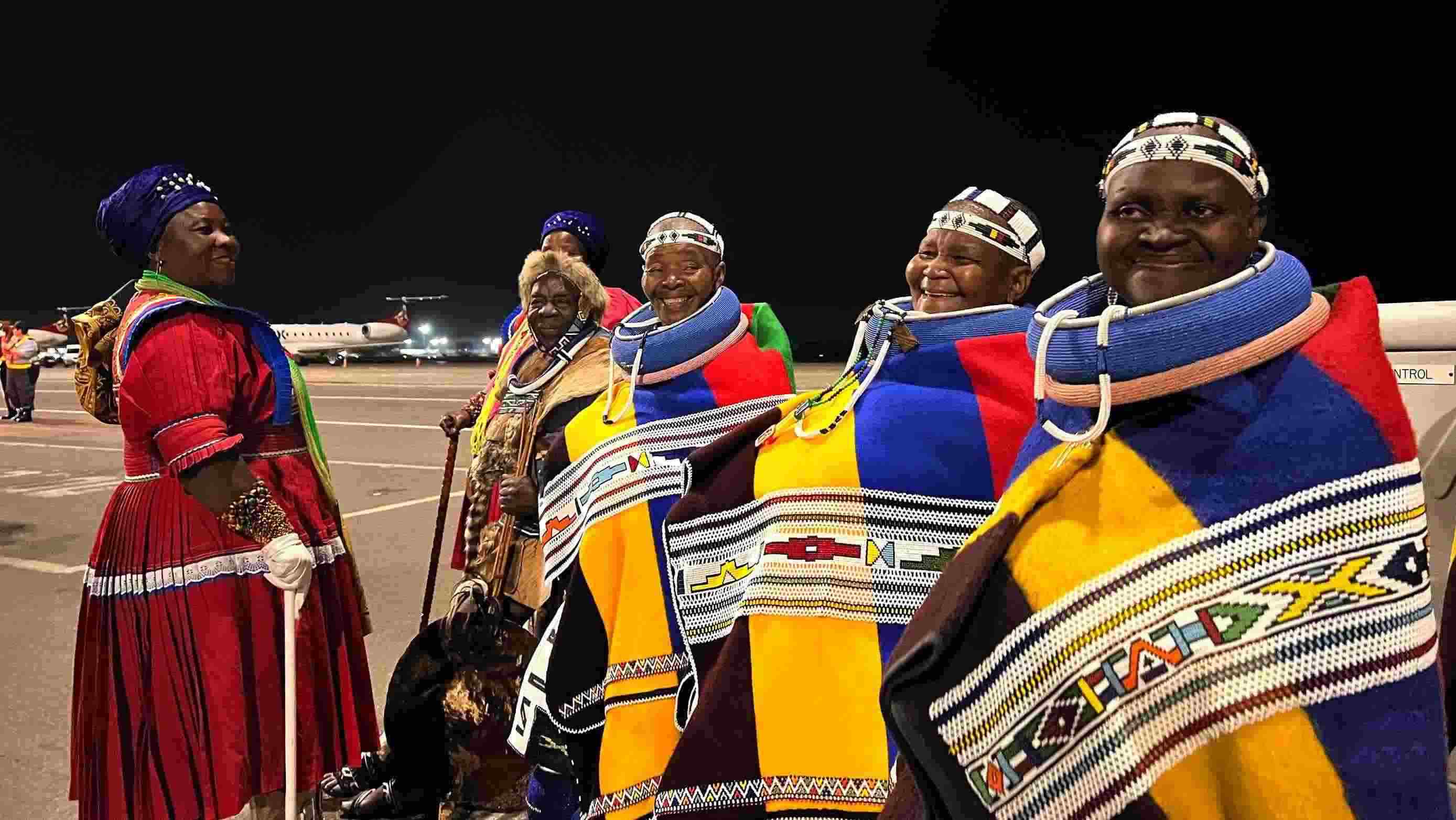 當(dāng)?shù)貢r(shí)間2023年8月21日晚，習(xí)近平主席乘坐的專(zhuān)機(jī)抵達(dá)南非約翰內(nèi)斯堡坦博國(guó)際機(jī)場(chǎng)，這是身穿民族服飾迎接的當(dāng)?shù)厝罕姟? width=