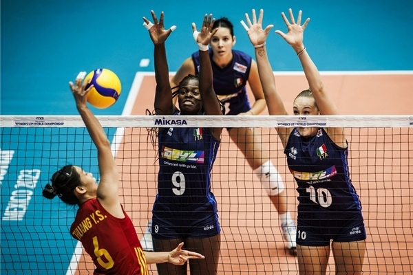 中國隊球員莊宇珊(左)在比賽中。圖片來源：國際排聯(lián)