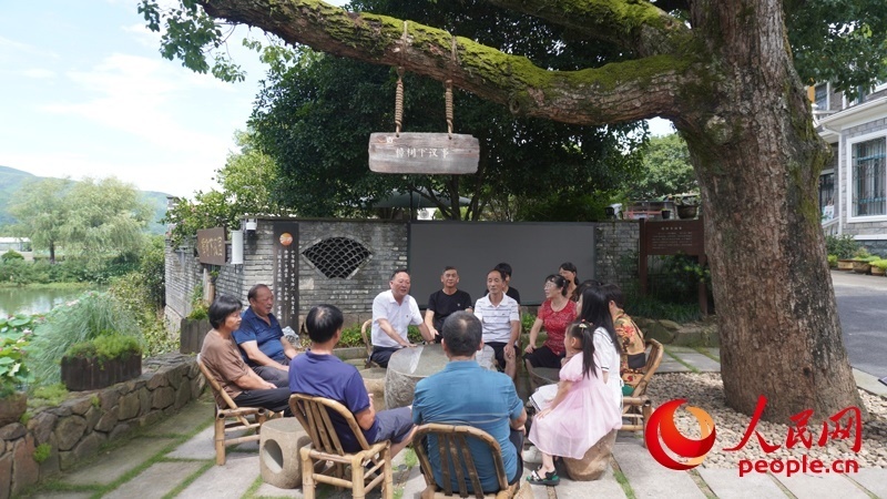 余杭區(qū)徑山鎮(zhèn)小古城村村民在“樟樹(shù)下議事”。人民網(wǎng)肖聰聰攝
