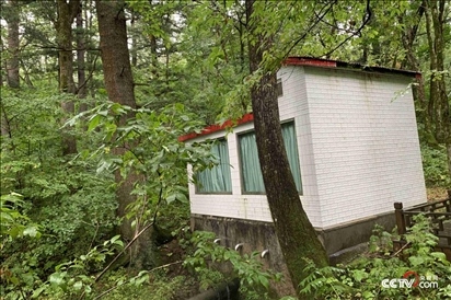 (被保護(hù)在房子內(nèi)的泉眼連接著管道 央視網(wǎng)記者 王靜遠(yuǎn) 攝)