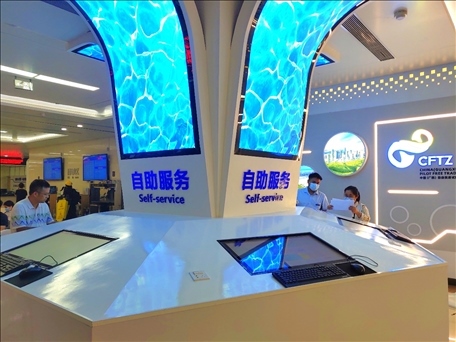 市民在中國(guó)（廣西）自由貿(mào)易區(qū)南寧片區(qū)綜合服務(wù)大廳辦理業(yè)務(wù)。人民網(wǎng) 付華周攝