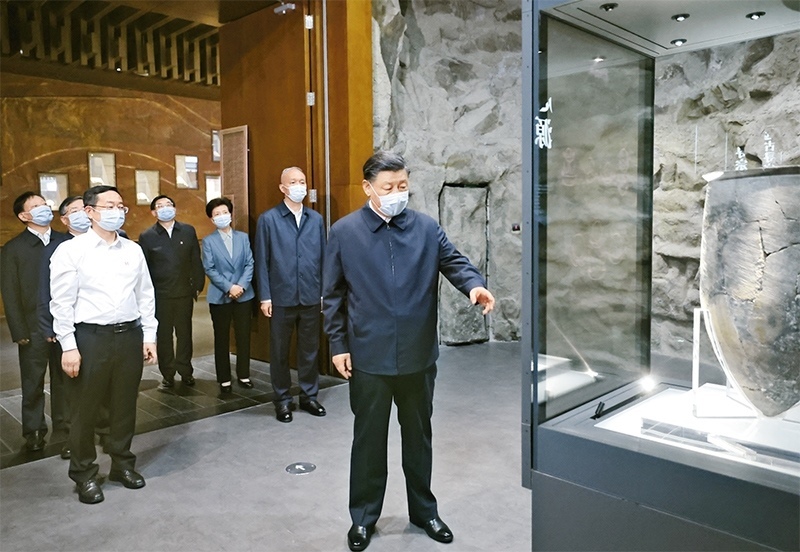 2023年6月2日，中共中央總書記、國家主席、中央軍委主席習(xí)近平在北京出席文化傳承發(fā)展座談會(huì)并發(fā)表重要講話。這是座談會(huì)前，習(xí)近平2日下午在中國歷史研究院考察。 新華社記者 鞠鵬/攝