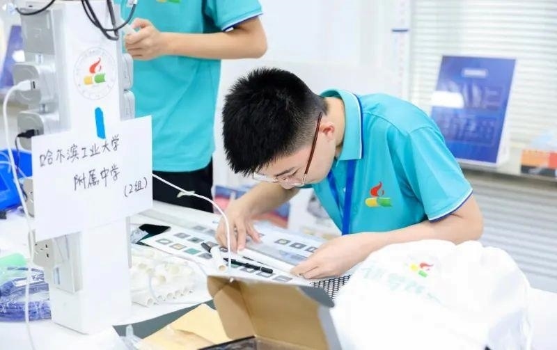 △今年7月，“逐夢(mèng)蒼穹”科技主題教育活動(dòng)在北京市八一學(xué)校舉辦。來(lái)自全國(guó)各地的百余名師生，在動(dòng)手實(shí)踐中學(xué)習(xí)航天知識(shí)、提高創(chuàng)新能力。