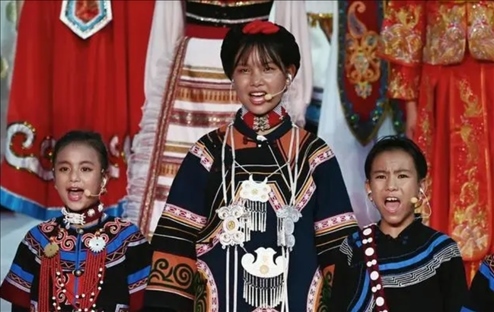 △今年7月，在成都大運(yùn)會(huì)開幕式上，從大山深處走來(lái)的孩子們，自信地站在舞臺(tái)中央，以歌聲表達(dá)對(duì)未來(lái)的憧憬。