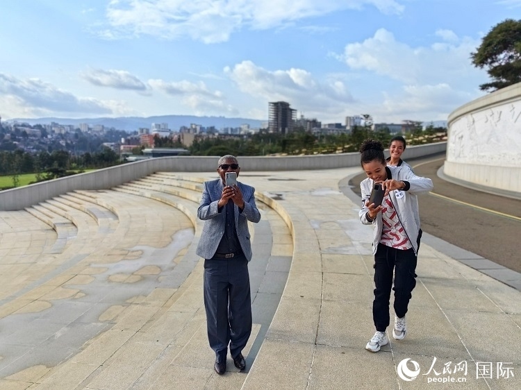 亞的斯亞貝巴友誼廣場的游客與人民網(wǎng)記者互動(dòng)。人民網(wǎng)記者 陳星星攝