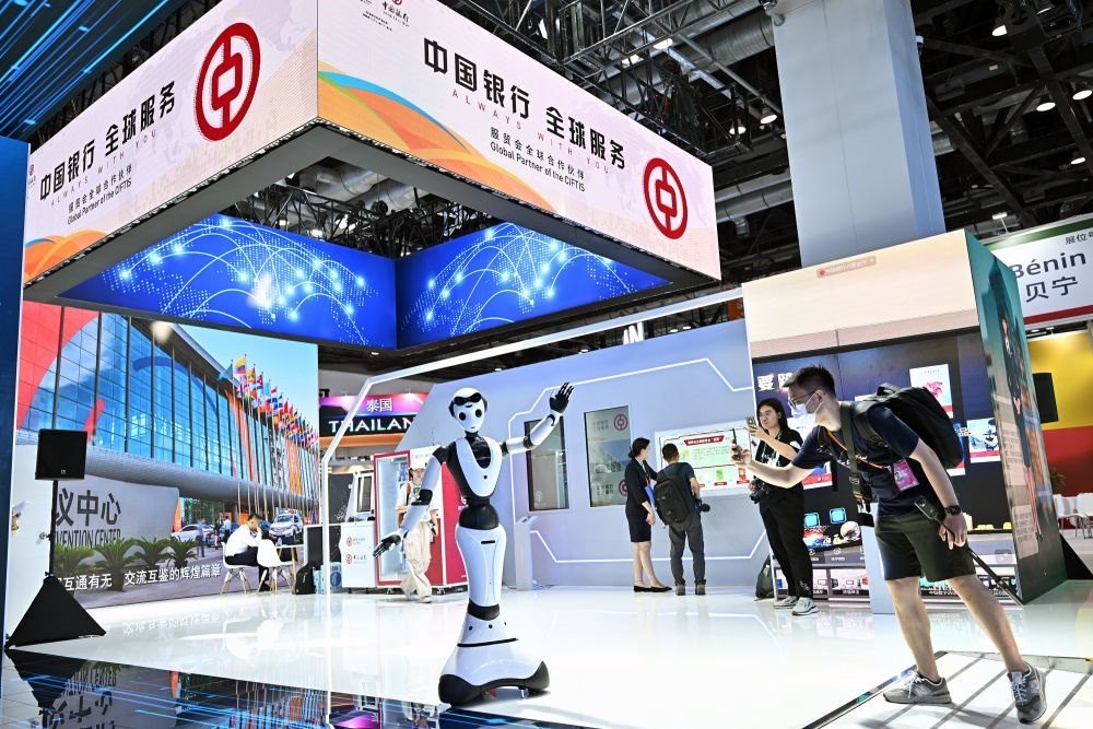 9月1日，媒體記者在國家會(huì)議中心中國銀行展臺(tái)拍攝一款迎賓接待機(jī)器人。新華社記者 李鑫 攝