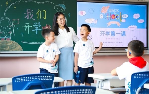 8月30日，雄安史家胡同小學(xué)學(xué)生體驗(yàn)學(xué)校生活。