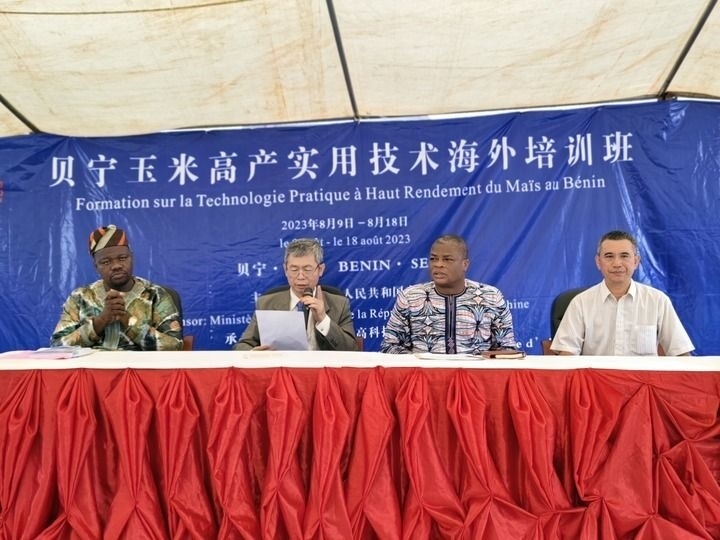 8月9日，2023年貝寧“玉米高產(chǎn)實用技術(shù)培訓(xùn)班”開班儀式在位于塞梅波吉市的中國援貝寧農(nóng)業(yè)技術(shù)示范中心舉行。