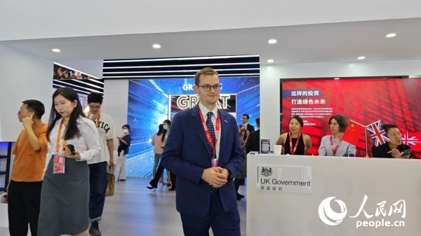 9月2日，英國館館長、英國商業(yè)貿(mào)易部市場推廣主管康鵬接受人民網(wǎng)記者采訪。人民網(wǎng)記者 趙雯博攝