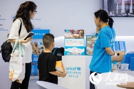 9月2日，觀眾駐足聯(lián)合國兒童基金會展館。圖片由聯(lián)合國兒童基金會提供
