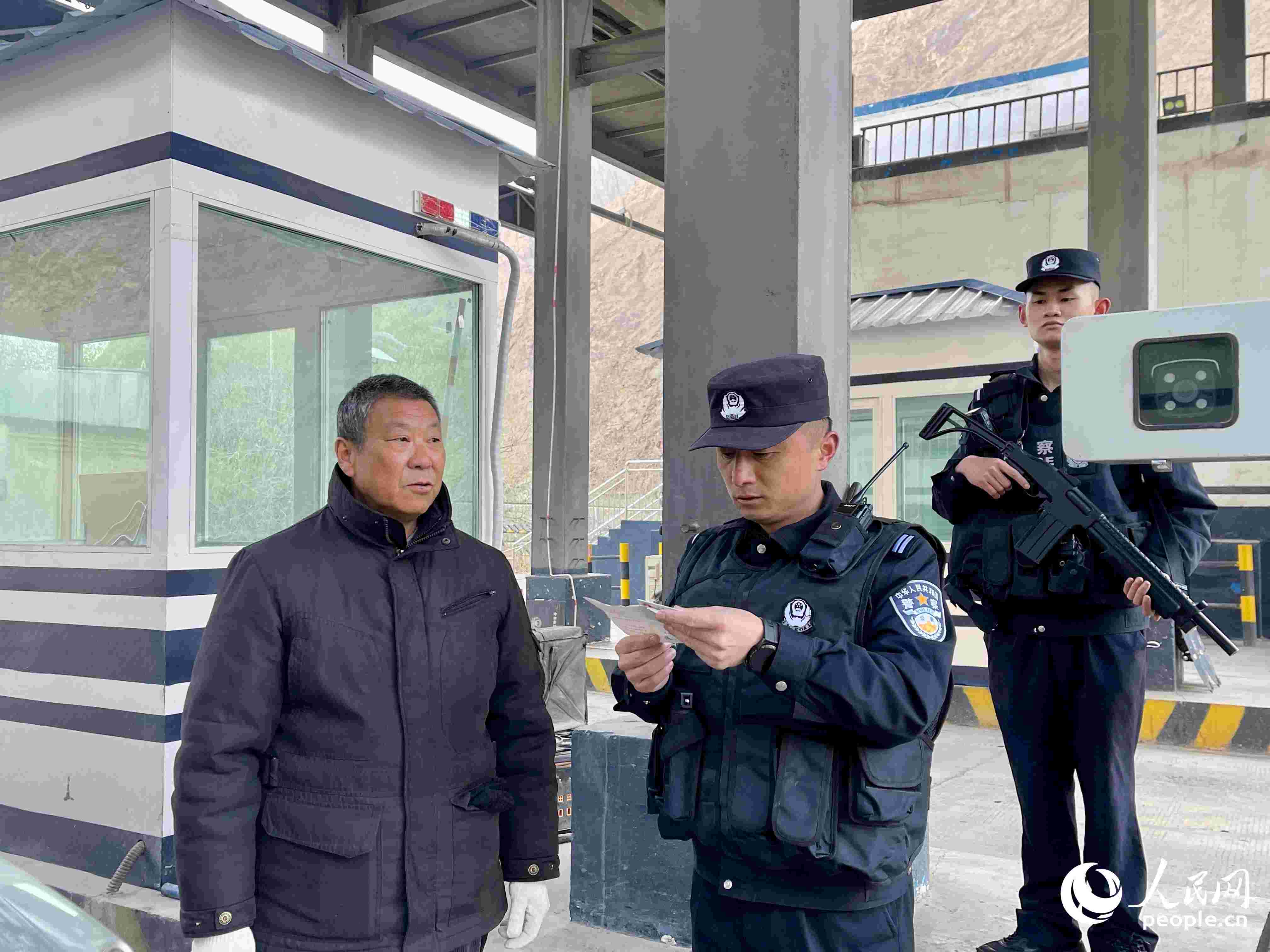 2023年5月10日，在庫地邊境檢查站，陳暢核對進出邊境管理區(qū)人員信息。人民網 周靜圓攝