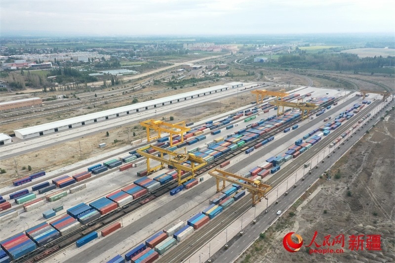 8月8日，在霍爾果斯口岸換裝廠區(qū)，工人正在進行吊箱作業(yè)。 人民網記者 張力洋攝