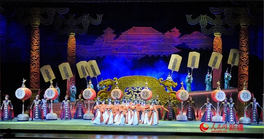 第六屆中國新疆國際民族舞蹈節(jié)開幕式上演出的歷史題材舞劇《張騫》。 人民網 李欣洋攝
