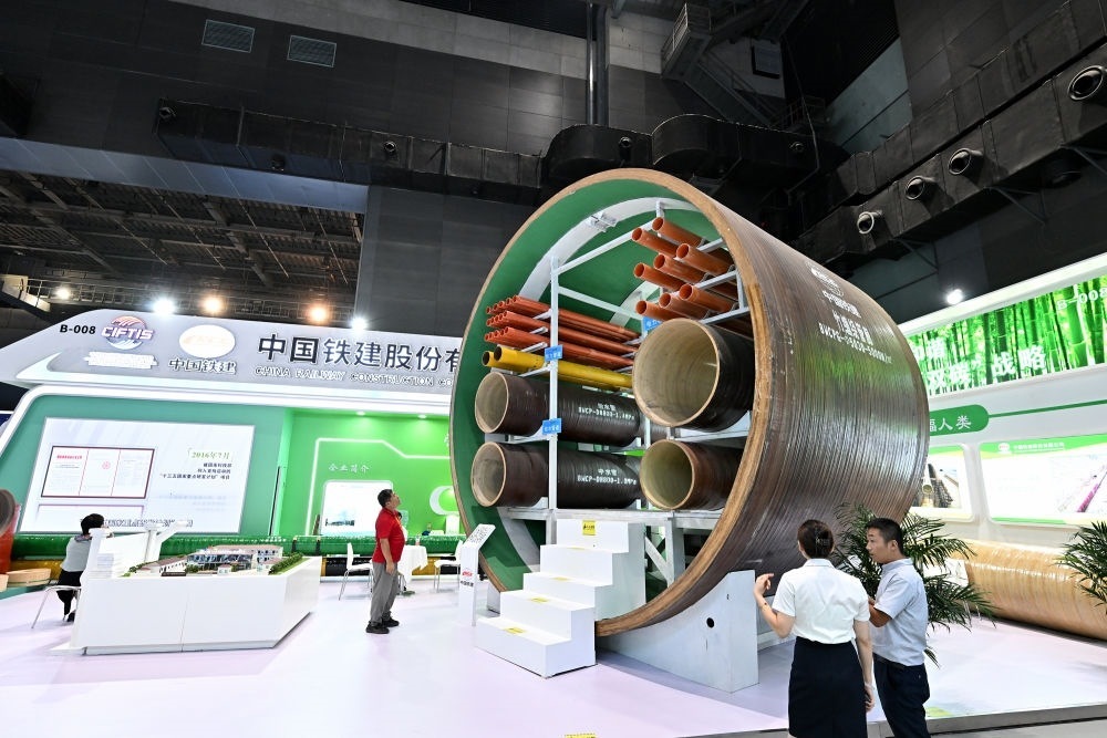 9月2日，在國家體育館舉行的服貿(mào)會環(huán)境服務專題展上，客商在中國鐵建展位竹纏繞管廊旁了解信息。新華社記者 李鑫 攝