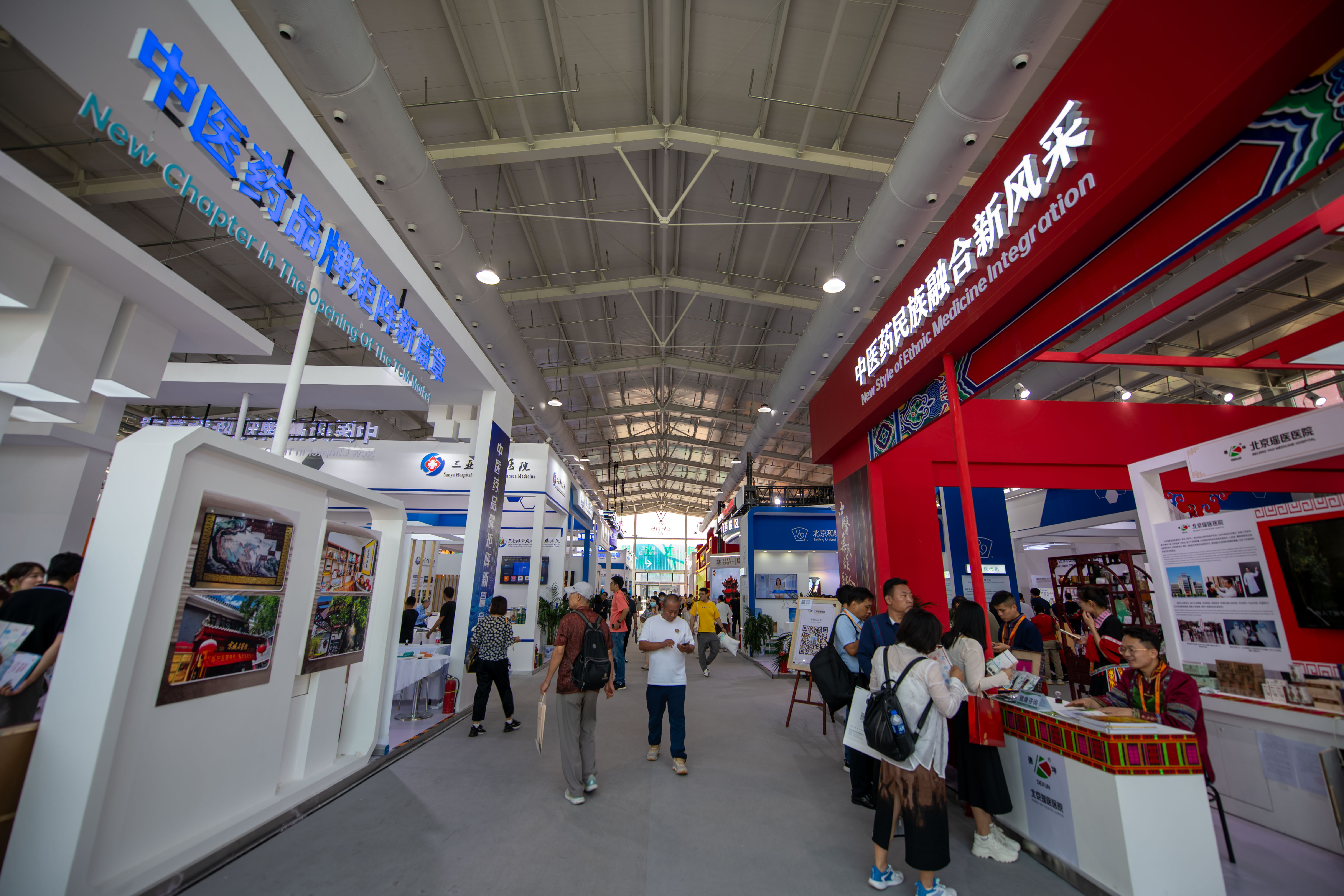 在位于首鋼園的健康衛(wèi)生服務(wù)展區(qū)，觀眾正在參觀。人民網(wǎng)記者 翁奇羽攝