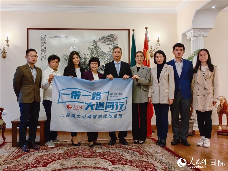 胡長春大使、駐非盟使團工作人員與人民網(wǎng)記者合影。