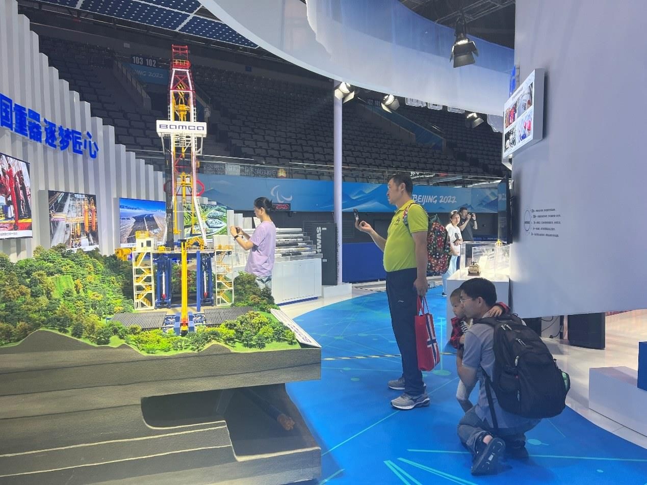 觀展群眾在國(guó)家體育館環(huán)境服務(wù)展區(qū)。人民網(wǎng) 歐陽(yáng)易佳攝