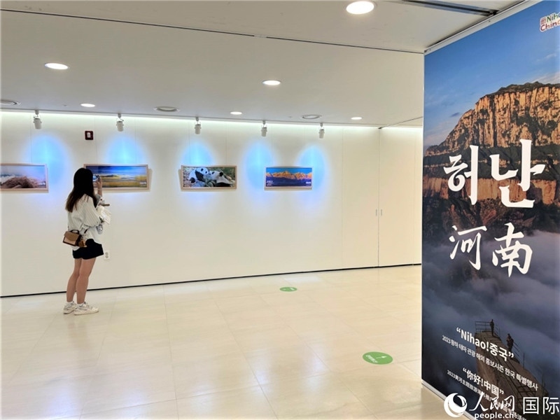 2.民眾參觀“看九曲黃河 聽華夏故事”主題展。人民網(wǎng)記者 馬菲攝