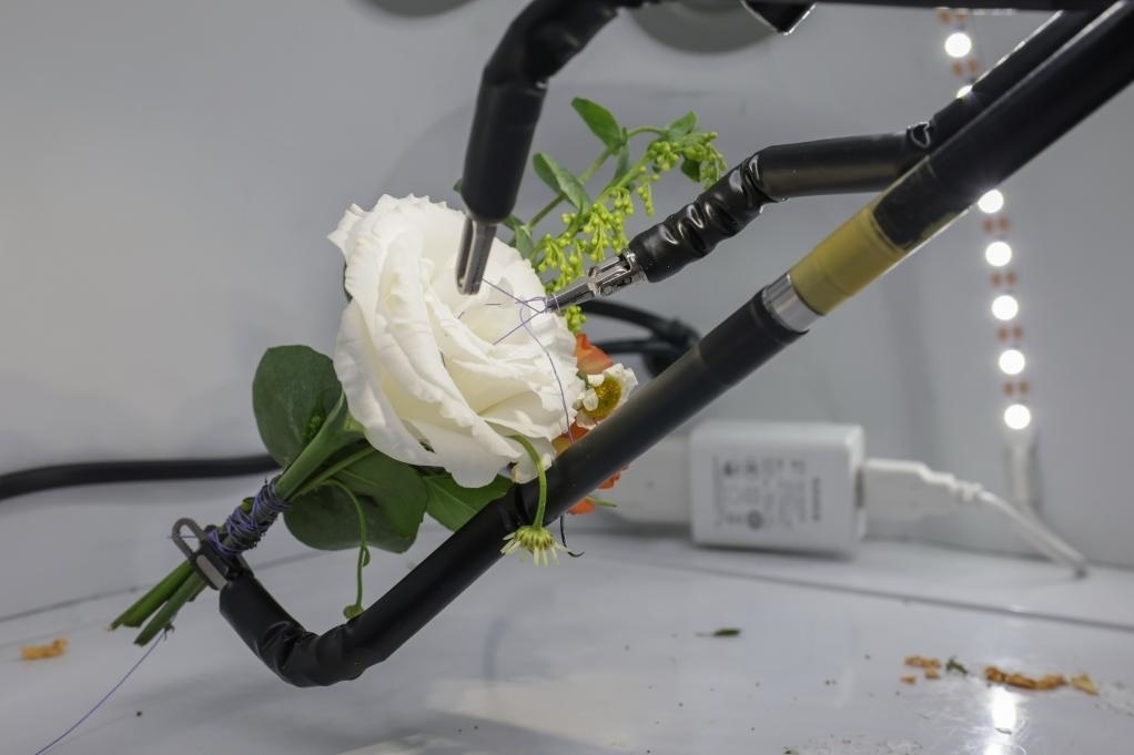 9月4日，在服貿(mào)會(huì)首鋼園區(qū)北京友誼醫(yī)院展臺(tái)，圖邁單臂腔鏡手術(shù)機(jī)器人用手術(shù)線打結(jié)。新華社記者 張玉薇 攝