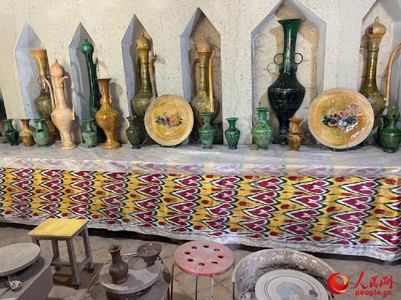 游客制作土陶體驗區(qū)。人民網(wǎng)記者 常雪梅攝