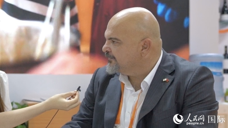 塞浦路斯首席經(jīng)濟(jì)商務(wù)參贊歐陽(yáng)路接受記者采訪。人民網(wǎng) 王禹蘅攝