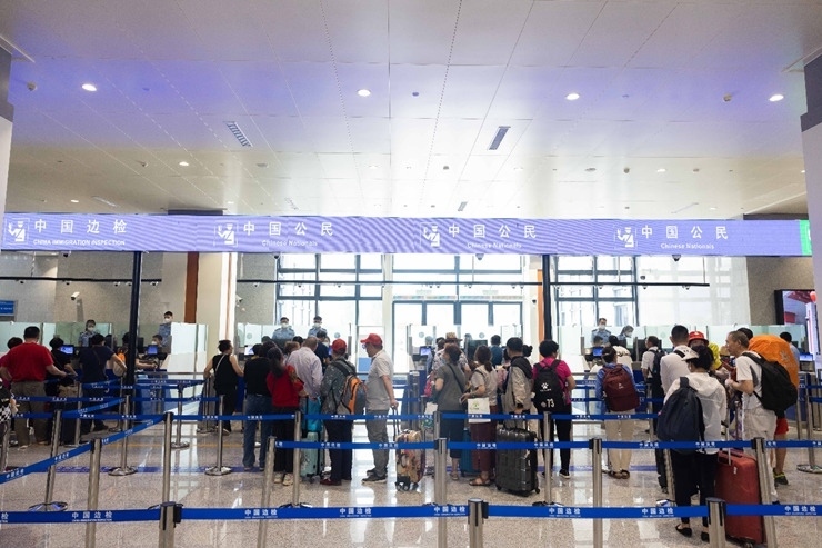 乘坐中老鐵路國際旅客列車的旅客在磨憨邊檢大廳排隊候檢。黃遠(yuǎn)飛 攝