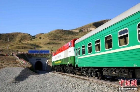 2016年8月24日，塔吉克斯坦“瓦赫達特-亞灣”鐵路通車。這是絲綢之路經(jīng)濟帶框架下首個開工并建成的鐵路項目，具標志性意義。圖為火車進入由中鐵十九局集團有限公司承建的隧道。文龍杰 攝