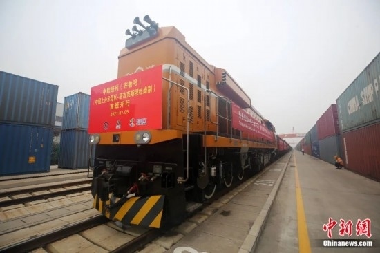 2021年7月5日，中國—上海合作組織地方經(jīng)貿(mào)合作示范區(qū)（簡稱“上合示范區(qū)”）前往塔吉克斯坦首都杜尚別的首班中歐班列（齊魯號）“上合快線”發(fā)出，從上合示范區(qū)青島多式聯(lián)運中心啟程，為中國及日本、韓國等周邊國家和地區(qū)與塔吉克斯坦經(jīng)貿(mào)往來提供了全新的物流解決方案。胡耀杰 攝