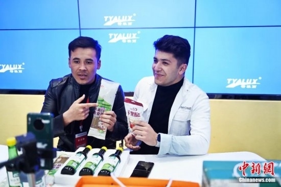 2023年3月，甘肅省慶陽市環(huán)縣電商創(chuàng)業(yè)孵化基地內(nèi)，來自蘭州文理學院的塔吉克斯坦留學生正在協(xié)助主播直播帶貨當?shù)剞r(nóng)特產(chǎn)品。李亞龍 攝