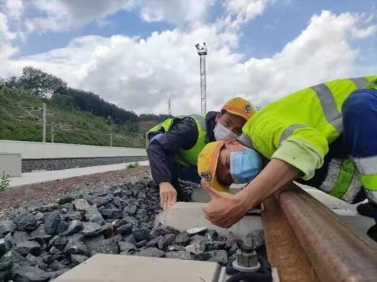 佟郎（左）正在檢修鐵路。受訪者供圖