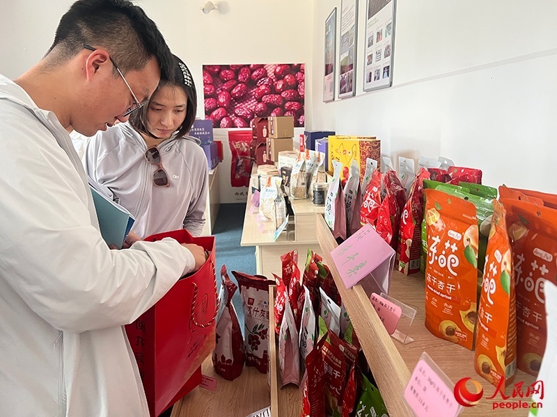 消費(fèi)者在選購(gòu)產(chǎn)品。人民網(wǎng)記者 常雪梅攝