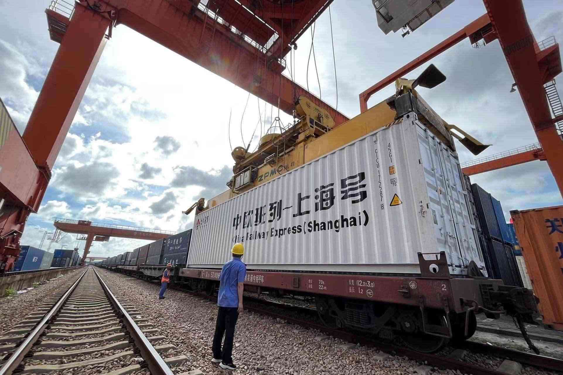 鐵路上海貨運中心閔行站貨場內，吊機在貨運員的監(jiān)裝下進行裝車落箱作業(yè)。人民網(wǎng) 皇甫萬里攝