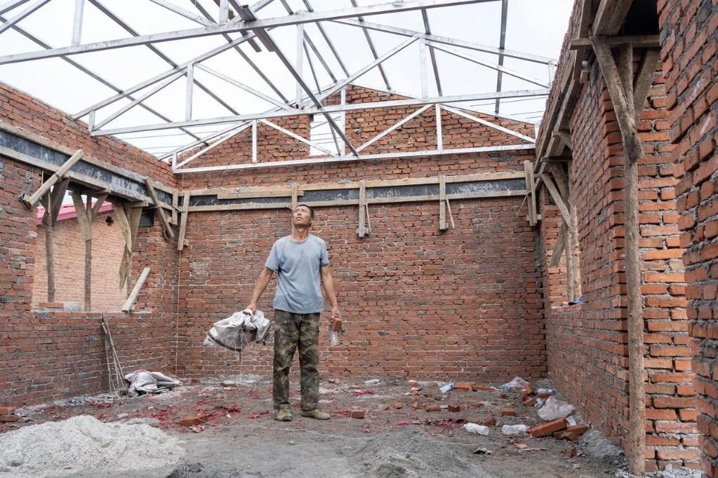 近日，在黑龍江省尚志市老街基鄉(xiāng)基豐村，村民劉環(huán)茂查看新建的房屋。新華社記者 謝劍飛 攝